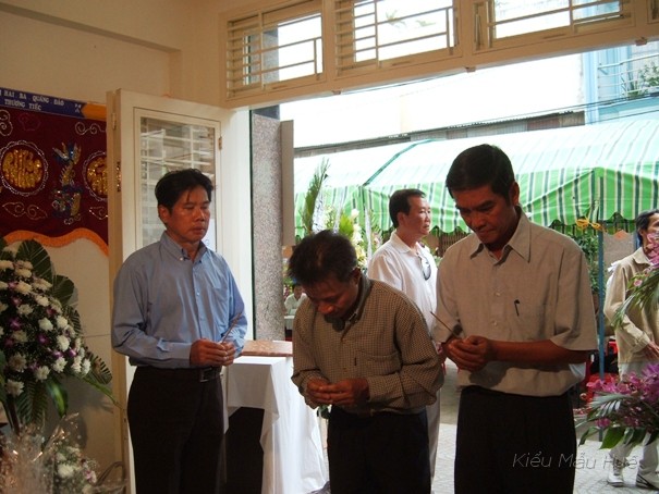 Hoc_tro_den_vieng_Thay[1]..jpg - Hồ Hoạt và anh Dinh viếng (phía sau bên trái là anh Bảo ? và bên ngoài là Thầy Thuấn)